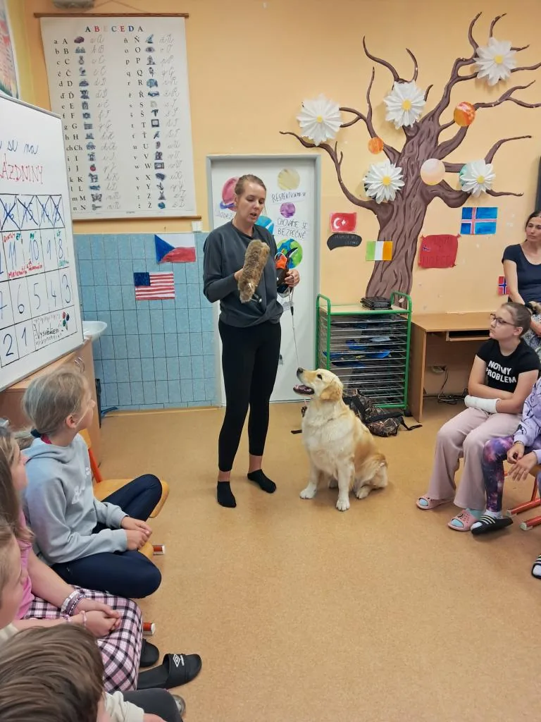 Lucie s Alminkou ukazují dětem ve třídě práci s dummy