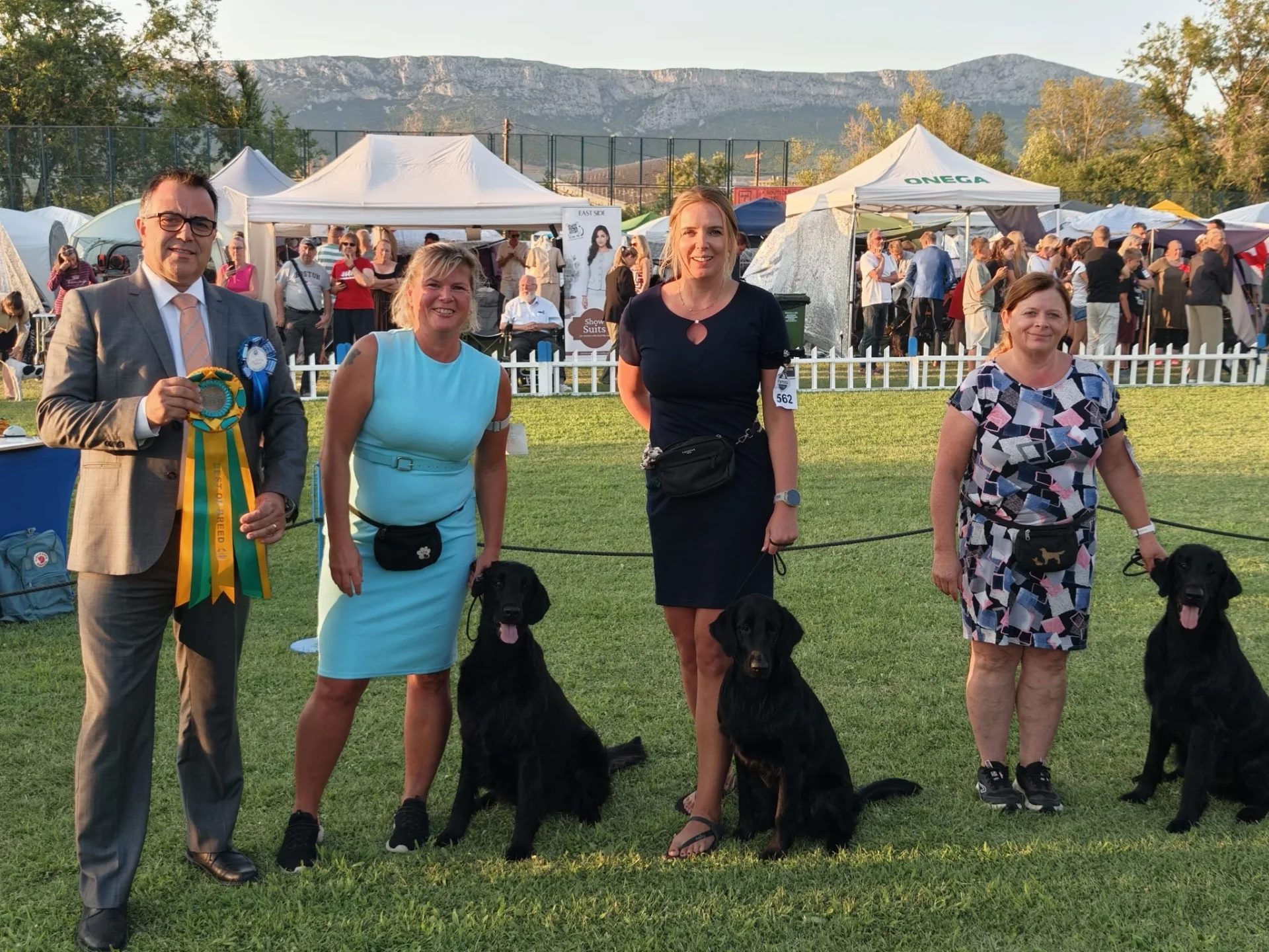 Účastníci s retrívry na Night Dog Show ve Splitu
